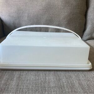 Vintage Tupperware cake carrier